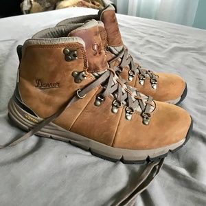 Women’s danner boots size 10